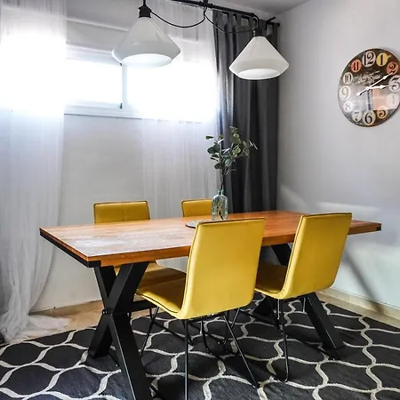 Comfortable Duplex With Garage And Working Space